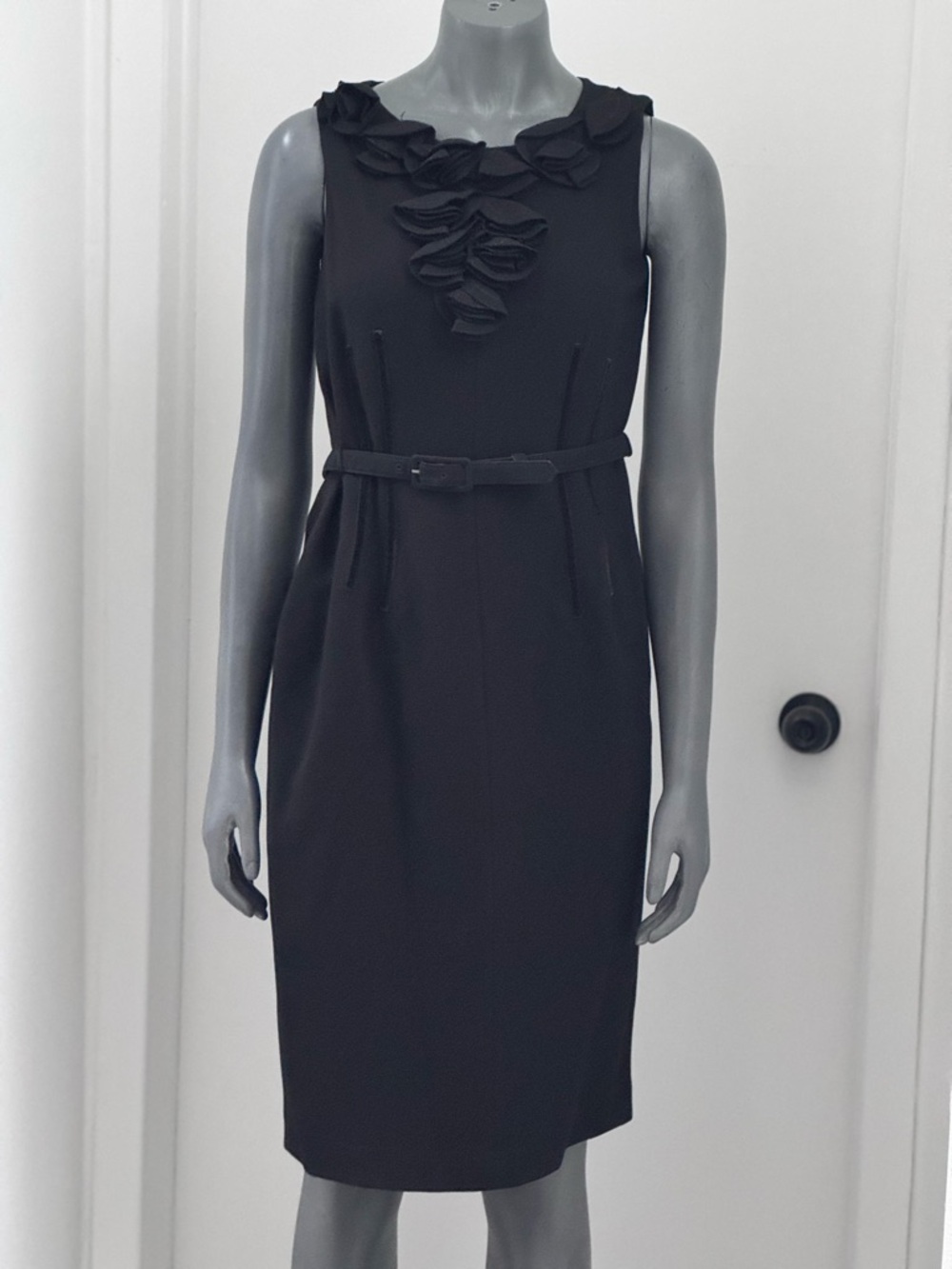 ❤️ Anne Klein Black Sleeveless Sheath Dress with Ruffle Neck